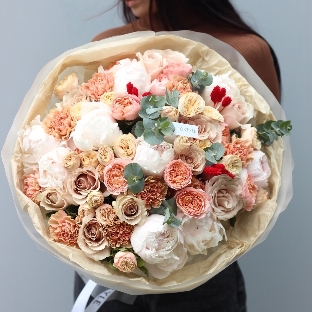 bolshoj sbornyj buket s belymi pionami i pionovidnymi rozami 4